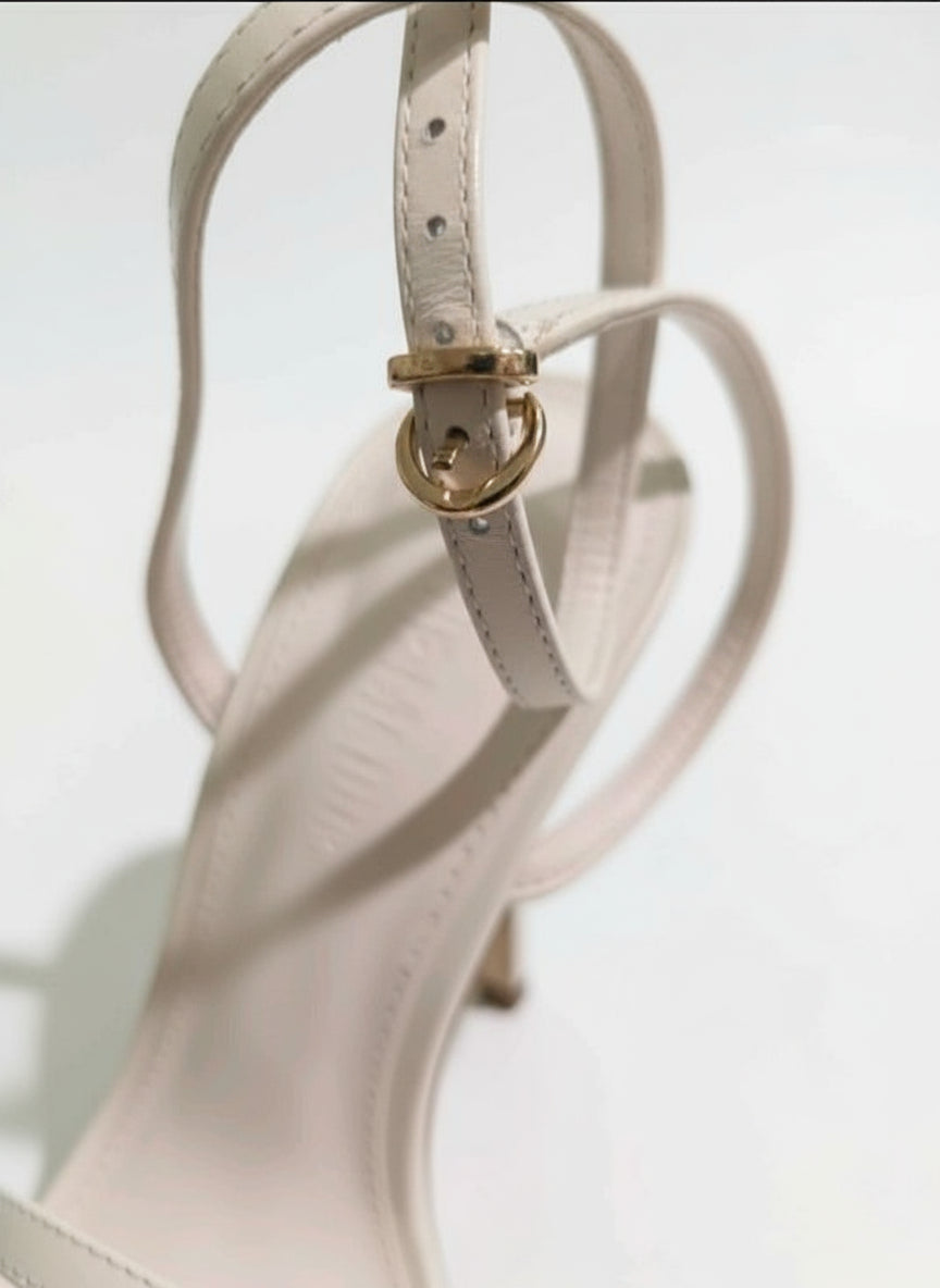 PRE-OWNED SIZE 5.5M Steve Madden White Strappy Ankle Strap Heeled Sandals