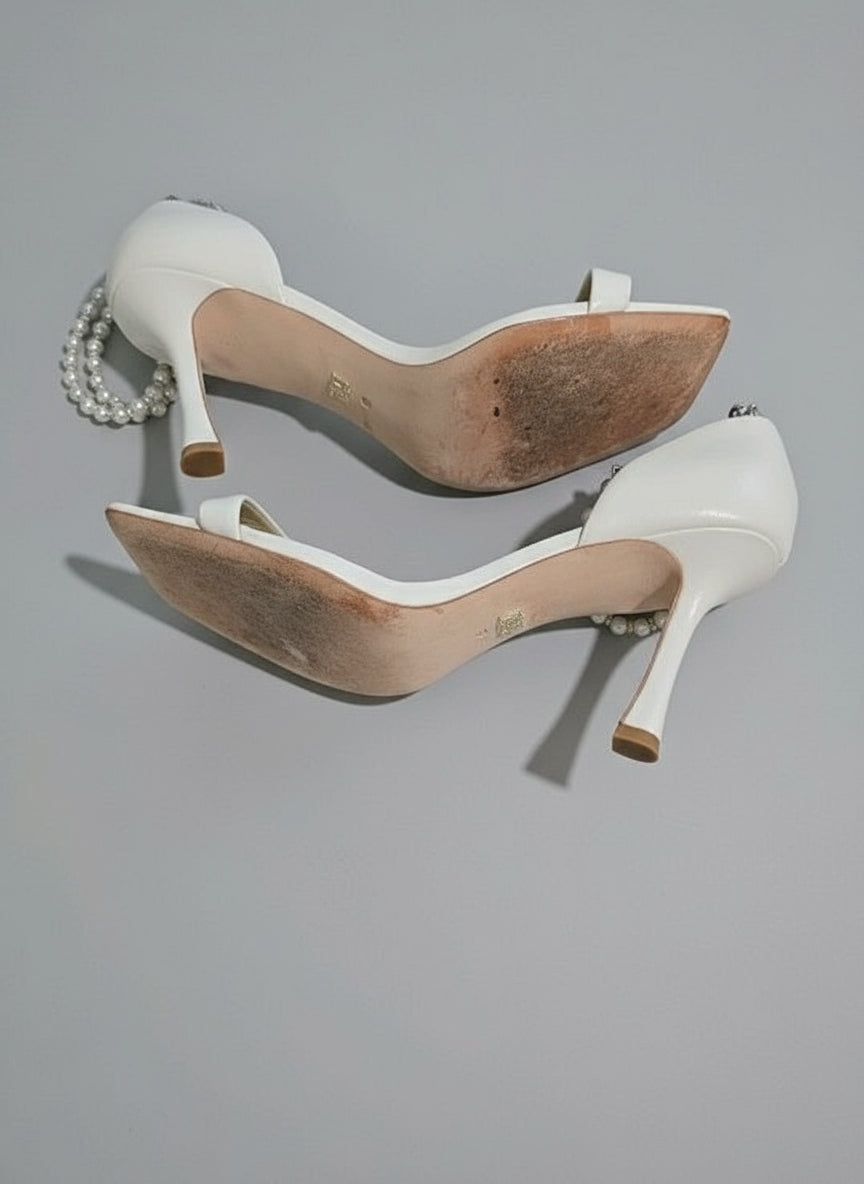 PRE-OWNED SIZE 9 Badgley Mischka Women’s White Pearl Ankle Strap Heels Bridal Wedding...