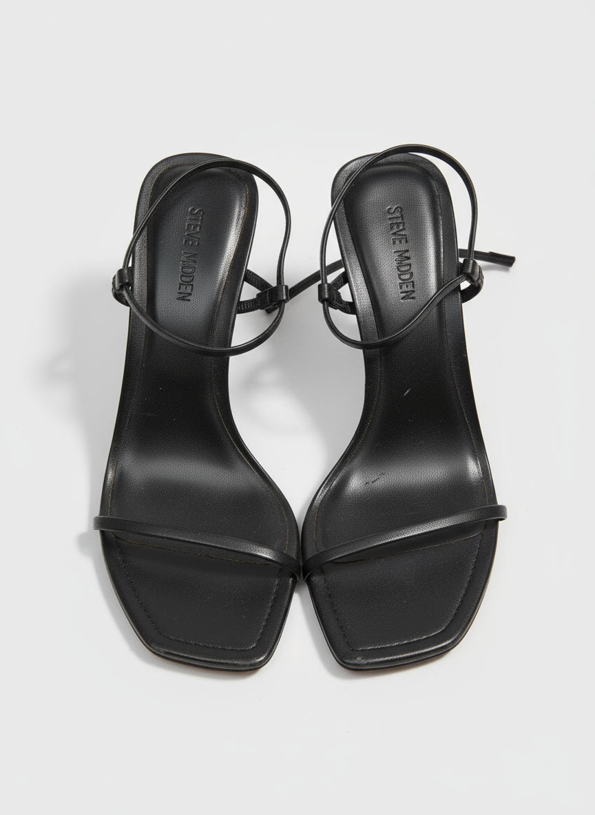 PRE-OWNED SIZE 8M Steve Madden Locke SandalSize