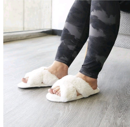 NWT SIZE 5/6 Dearfoams Women’s Memory Foam Slippers